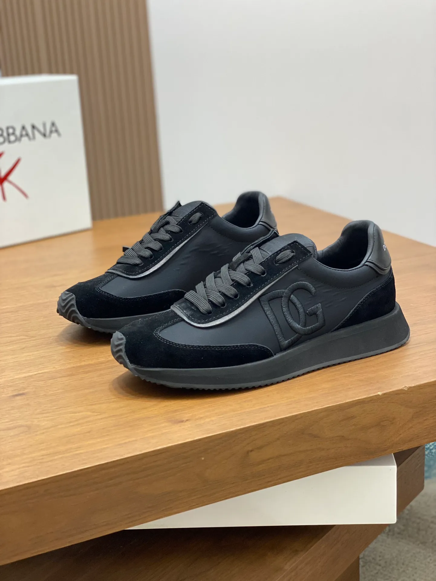 Men's Men's Shoes💰440【New Style】🐝🐝DG••New••Dolce&G*_dgDolce&G*_dgDolce & G*_dg 2024 Early Spring New Men's Lace-up Leather Casual Sports Shoes Made of imported suede cowhide spliced ​​with waterproof fabric, mixed and matched color design, a fashionable and energetic sports shoe that easily meets the needs of modern dressing and highlights the contemporary lifestyle style. The foot is fully lined with cowhide for greater comfort. The tongue and heel are decorated with logos. It is equipped with a rubber outsole. The heel and toe are wrapped to further protect our feet. It is a model worth buying! Size: 39-44 (customized at 38.45)